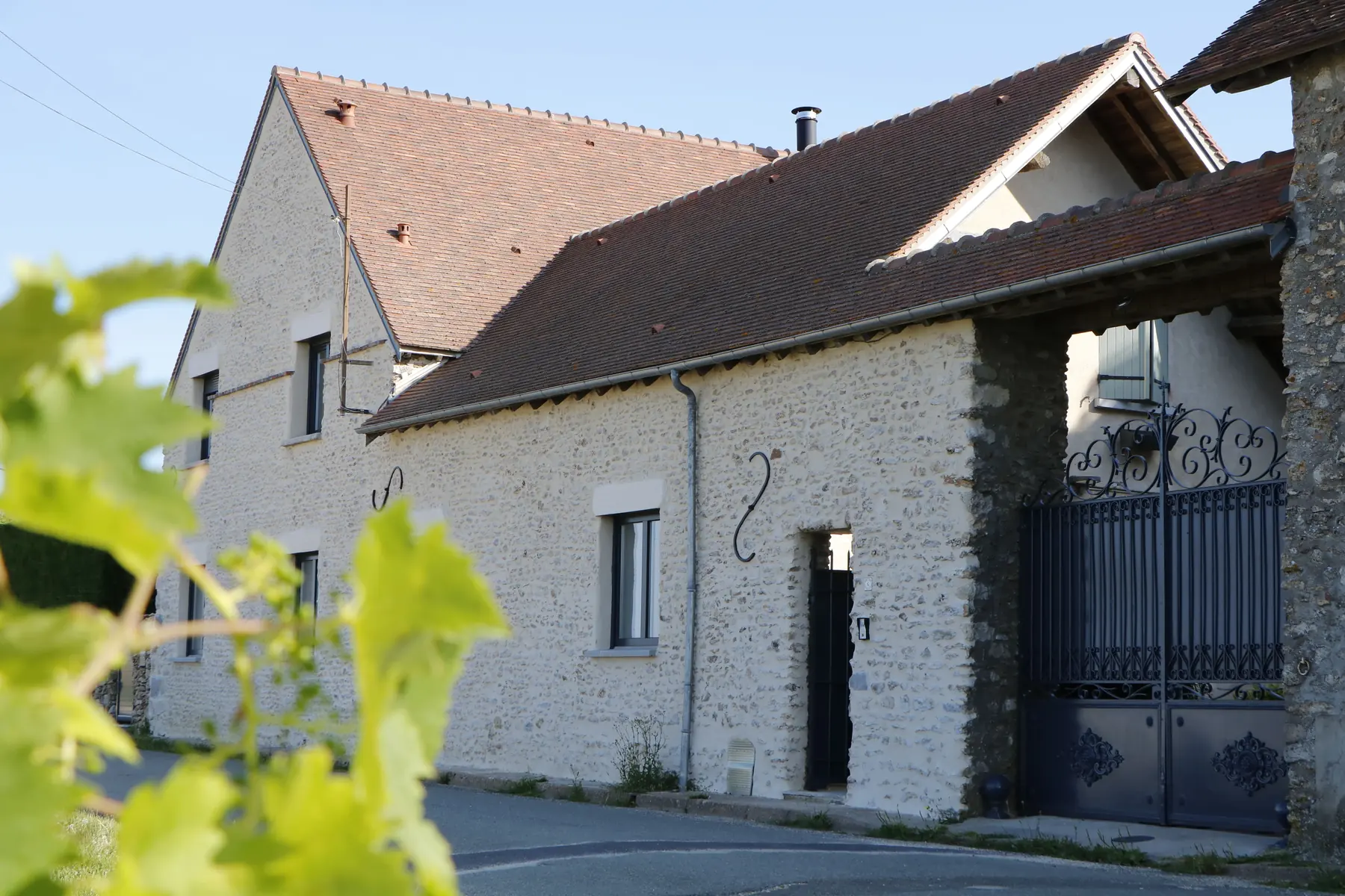Longère en pierre du hameau de Giroudet, à Écrosnes