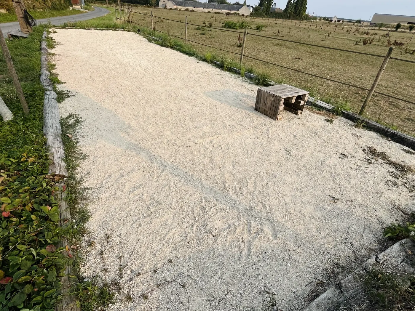 Terrain de pétanque face aux champs