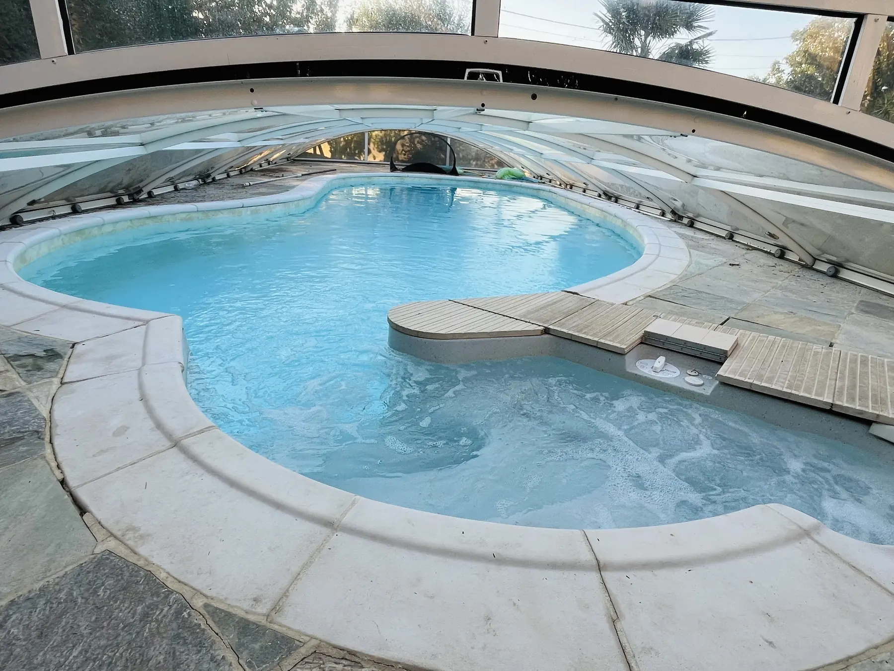 Piscine couverte et son bain à remous, aux Maisons de Giroudet