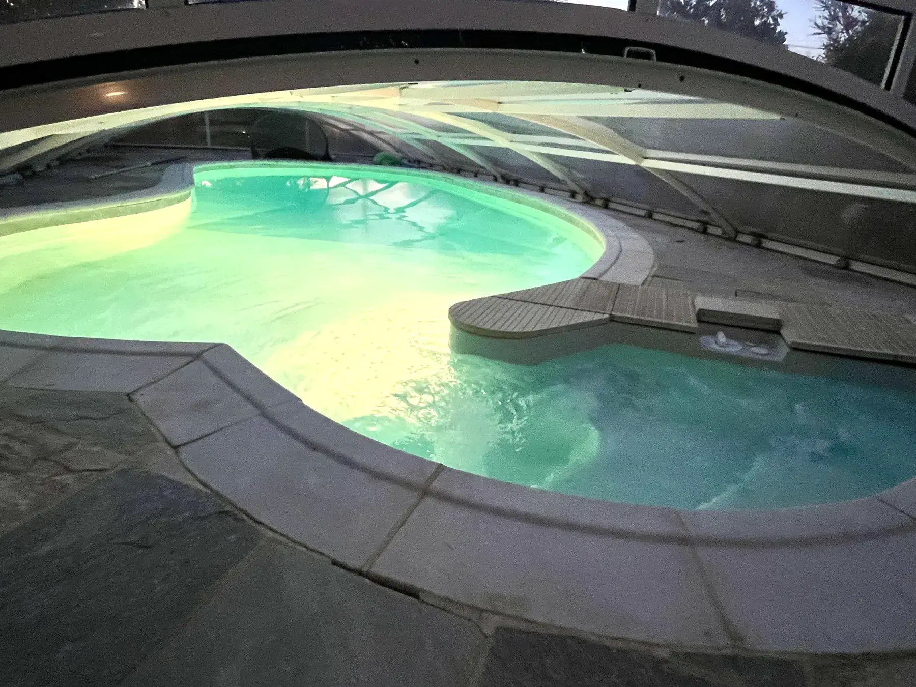 La piscine couverte éclairée, réservée aux hôtes de la Maison Raphaël et de la Villa Marceau